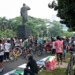 TheCityFix Picks, August 26: Jakarta Bicyclists, Turkish Rail Lines, Building Carfree Cities